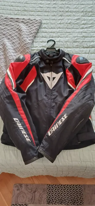 Chaqueta Dainese Moto Negra y Roja