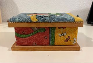 Costurero de madera tradicional con tren