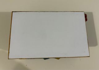 Costurero de madera tradicional con tren