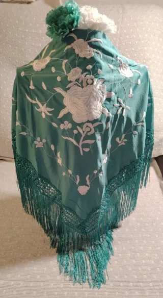 Manton Flamenco Bordado Verde y Flores
