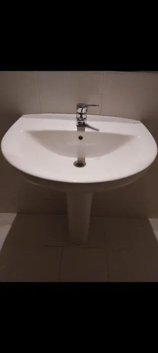 Lavabo con pedestal de cerámica .y baza
