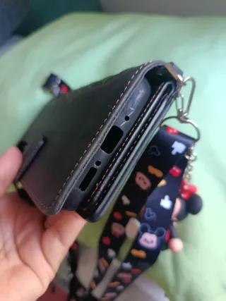 Funda cartera acolchada con correa