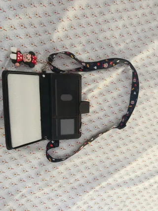 Funda cartera acolchada con correa