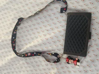 Funda cartera acolchada con correa