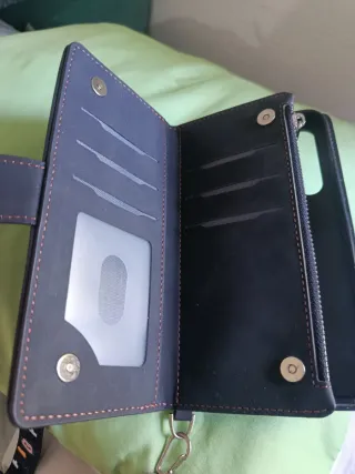 Funda cartera acolchada con correa
