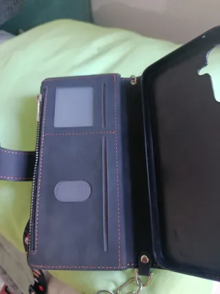 Funda cartera acolchada con correa