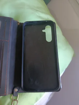 Funda cartera acolchada con correa