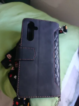 Funda cartera acolchada con correa