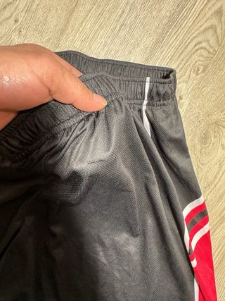 Pantalones cortos deportivos negros y rojos
