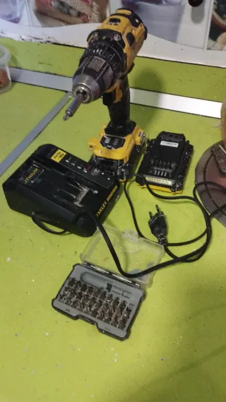 Taladro Dewalt + Cargador Stanley + Accesorios
