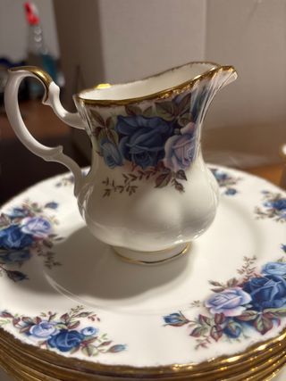 Lattiera in porcellana con rose blu