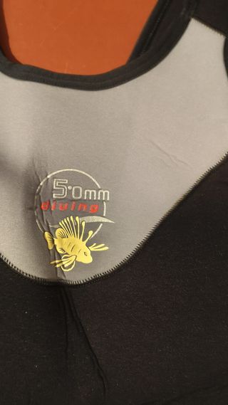 Traje de neopreno y guantes de buceo