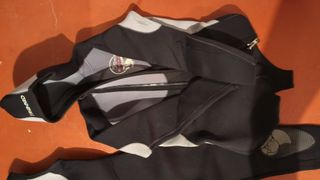 Traje de neopreno y guantes de buceo