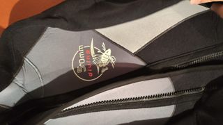 Traje de neopreno y guantes de buceo