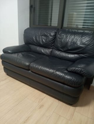 Sofás de piel  sillón beige y una messa