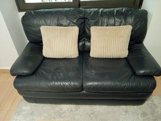 Sofás de piel  sillón beige y una messa