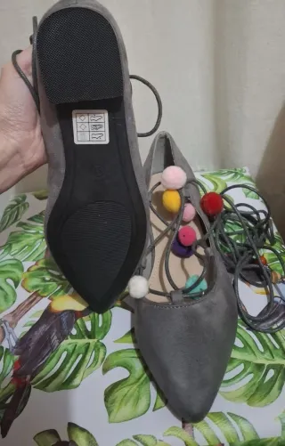 Manoletinas grises con pompones multicolor