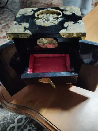 Joyero negro con detalles dorados