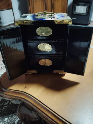 Joyero negro con detalles dorados