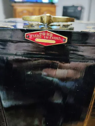 Joyero negro con detalles dorados