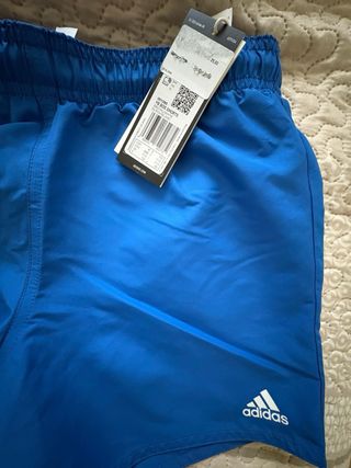 Bañador niño Adidas azul con etiqueta