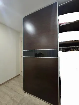 Armario puertas correderas madera y cristal