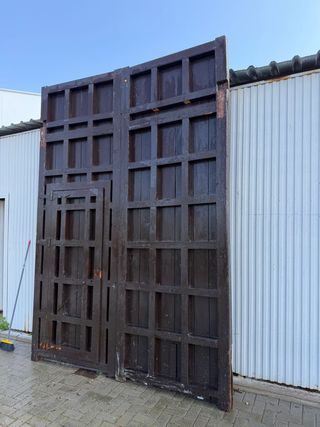 Fantástico portón de gran tamaño con puerta