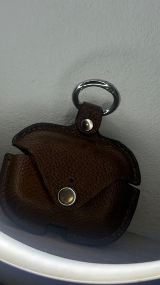 Funda AirPods Piel Marrón con Mosquetón