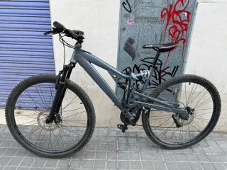 Bicicleta de montaña gris