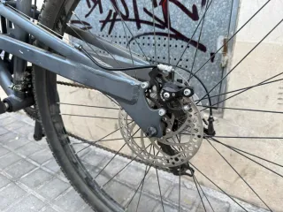 Bicicleta de montaña gris