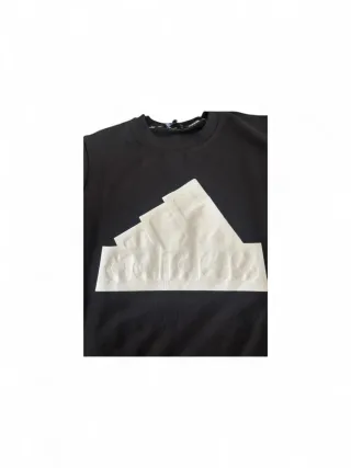 Maglietta Adidas nera con logo bianco.