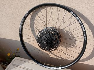 llanta QR10 DH 26 x 27, trasera muy nueva, enduro