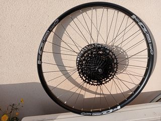 llanta QR10 DH 26 x 27, trasera muy nueva, enduro