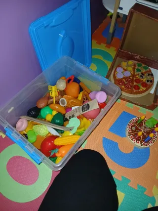 Cocinita de madera con accesorios