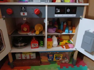 Cocinita de madera con accesorios