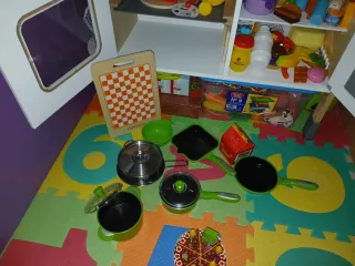 Cocinita de madera con accesorios