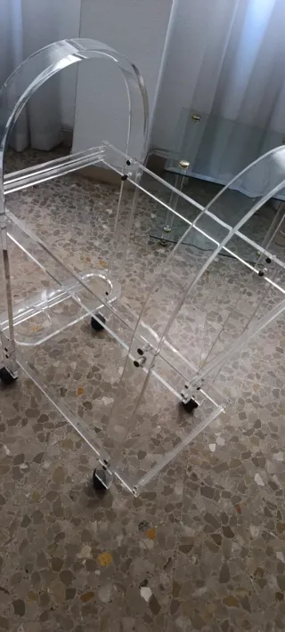 Mesa y camarera cristal y metacrilato