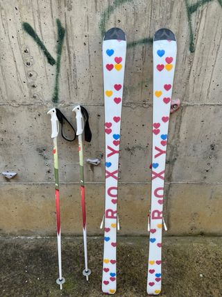 Esquís Roxy 141cm con bastones
