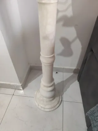 Columna de mármol blanco