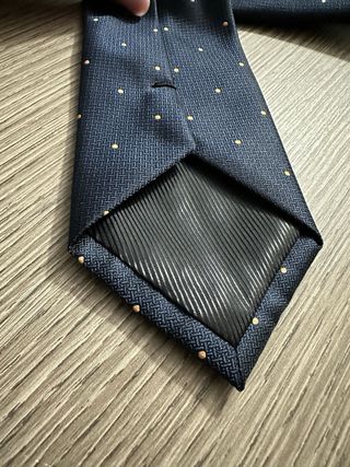 Cravatta blu con pois oro