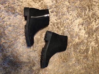 Botines negros con cremallera