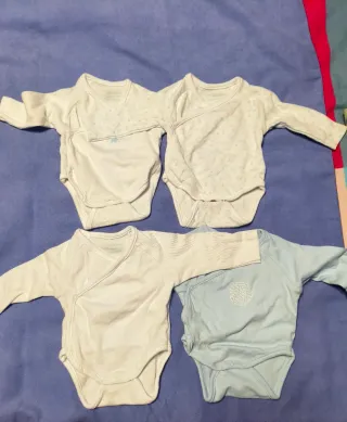 Lote 4 bodies bebé 0-1 mes