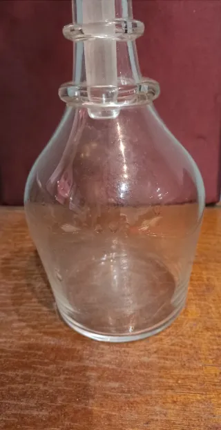 Antico decanter per liquori in vetro