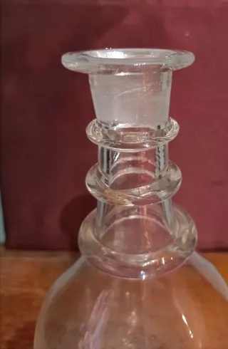 Antico decanter per liquori in vetro