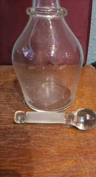 Antico decanter per liquori in vetro