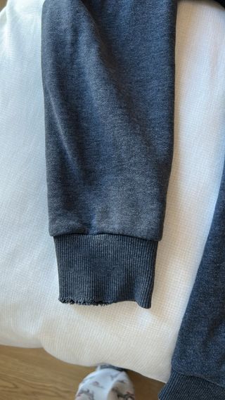 Sudadera gris con logo