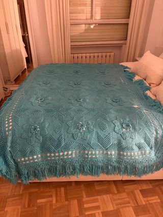 Colcha tejida a mano con flores