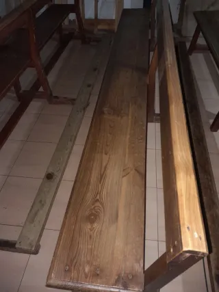 Bancos de iglesia con reposa pies