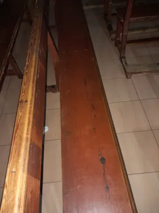 Bancos de iglesia con reposa pies