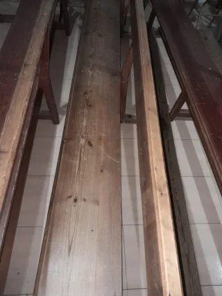 Bancos de iglesia con reposa pies